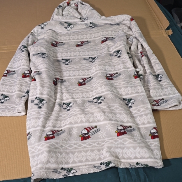 Peanuts Gray and Red Hooded Robe - Picture 7 of 7